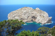 Lo sapevate? In Sardegna c’è un’isola con una galleria che la trapassa da un lato all’altro