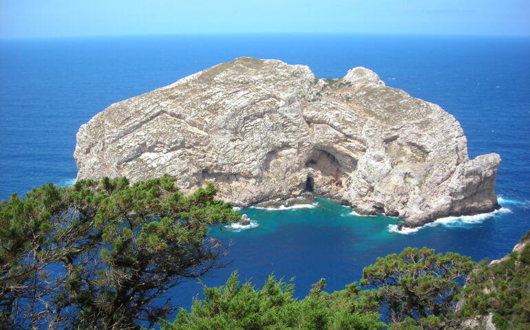 Lo sapevate? In Sardegna c’è un’isola con una galleria che la trapassa da un lato all’altro