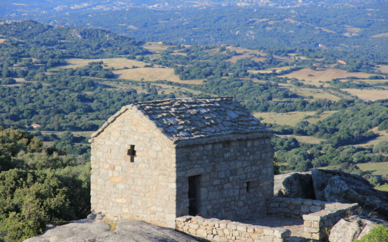 In Sardegna c’è un borgo di 1800 abitanti fondato dai francescani che ospita ben 22 chiese