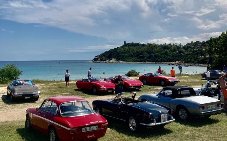 La Baia di Porto Frailis oggi fantastica cornice per trenta auto storiche