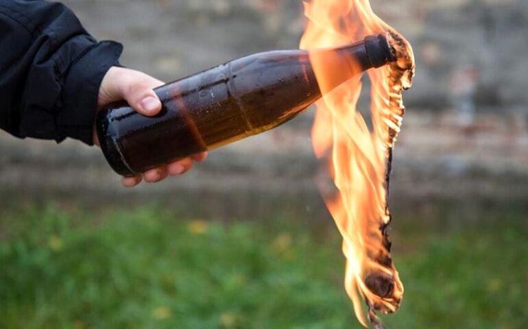 “Avete mai fatto una molotov?”, indagati minorenni anche in Sardegna per messaggi su Telegram