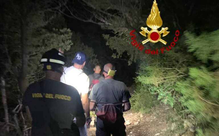 Turista perde la strada nei sentieri tra Cala Fuili e Cala Gonone: intervengono i Vigili del fuoco