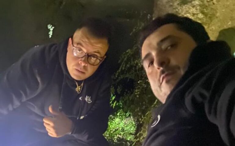 I sardi Piras e Pistidda a caccia di fantasmi nella Necropoli Su Crucifissu Mannu: «Abbiamo parlato con il custode»
