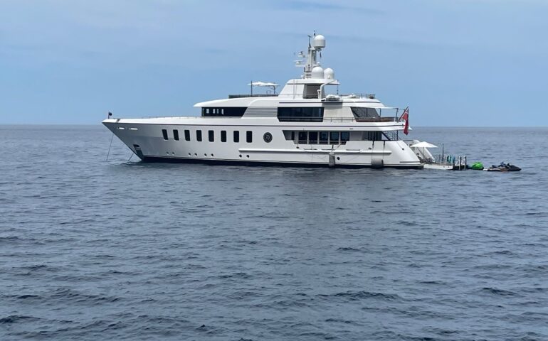 Inizia l’estate, arrivano i maxi yacht in Sardegna: oggi in Ogliastra il “Gladiator”, 45 metri di lusso