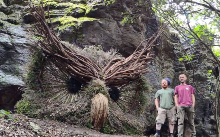 Un gufo di legno nella foresta sarda dell’ossidiana: la bellissima opera di due artisti friulani