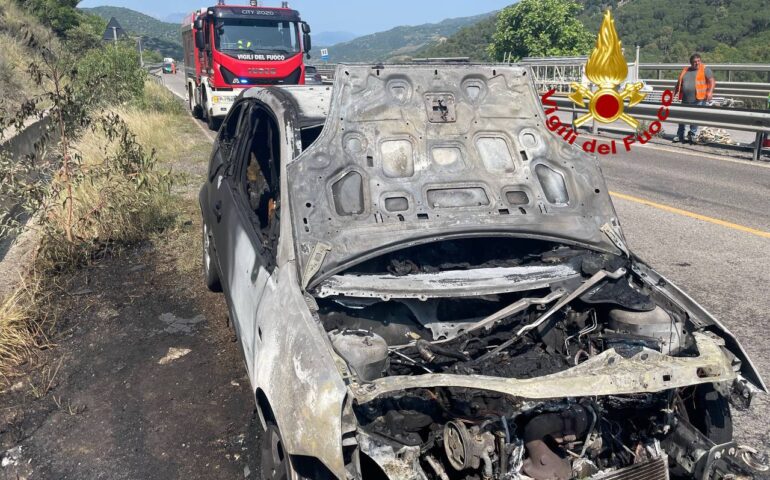 Auto prende fuoco improvvisamente sulla 131 Dcn: veicolo distrutto, traffico in tilt