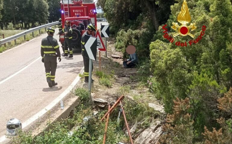 Ussassai, motociclista sbanda, urta il guard rail e finisce in un fossato: è grave