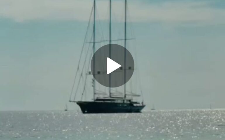 (VIDEO) “Koru” il maxi yacht di Jeff Bezos in Sardegna: è lungo 127 metri e vale 580 milioni