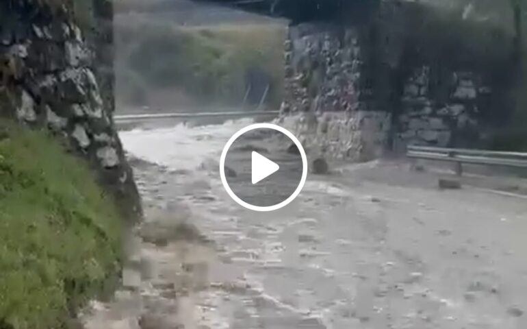 (VIDEO) Statale allagata e asfalto distrutto a Macomer: ancora gravi disagi causati dal maltempo in Sardegna