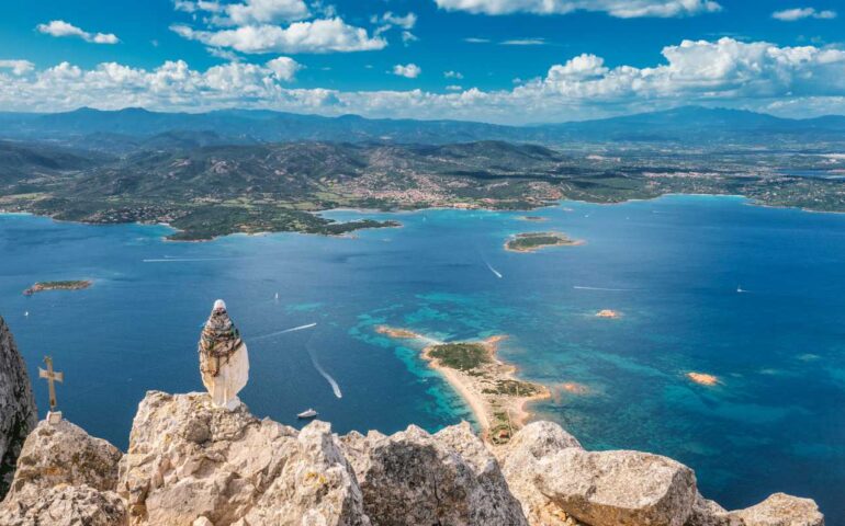 Lo sapevate? In una piccola isola sarda c’è un monte alto ben 565 metri. Ecco dove