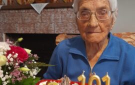 Sardegna, terra dei centenari: tzia Severina festeggia 101 anni con una bellissima torta