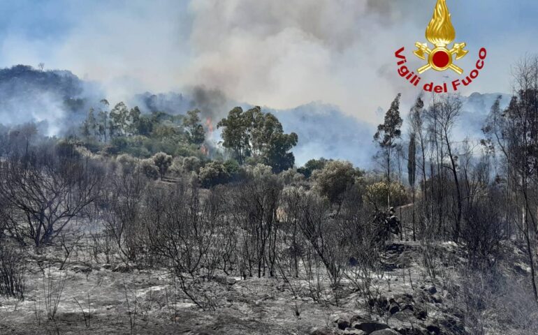 Grosso incendio tra Villagrande e Tortolì, in azione due elicotteri