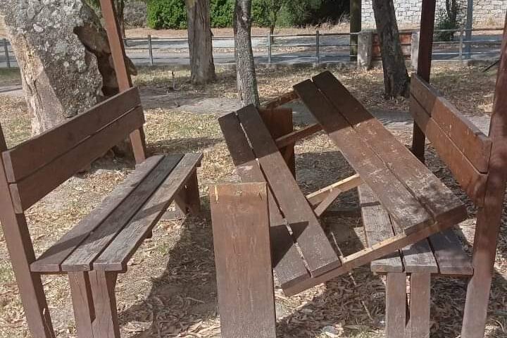 Atti vandalici nel parco, tavoli e panche distrutti. Il sindaco: “Costituitevi o scatterà la denuncia”