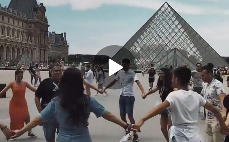 (VIDEO) Su ballu tundu al Louvre di Parigi: i giovani di un gruppo folk sardo danno spettacolo