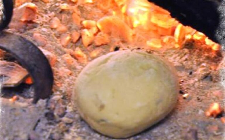 Conoscete “Lu coccu”? Il pane sardo senza lievito cotto sulla cenere