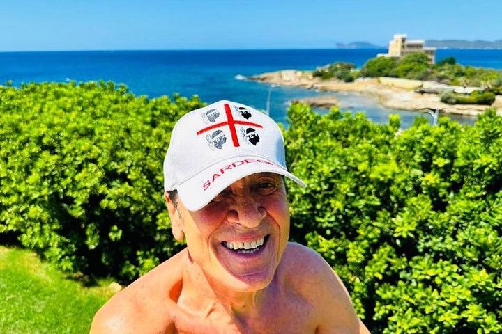 Gianni Morandi si gode le vacanze nell’Isola: “Amo la Sardegna”