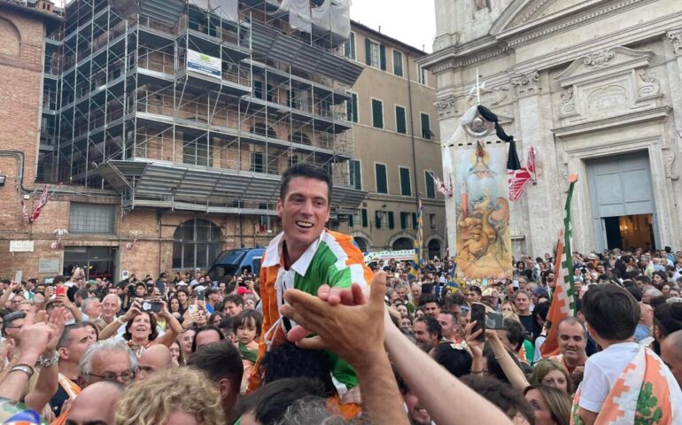 Giovanni Atzeni “Tittìa” entra nella storia: vinto ieri il 10° Palio di Siena, il 5° consecutivo