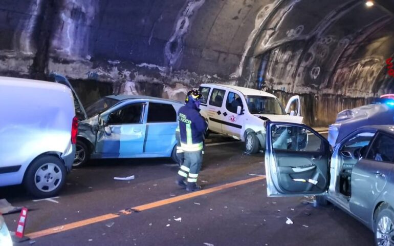 Spaventoso incidente nel Nuorese: maxi tamponamento a catena in galleria, quattro i feriti