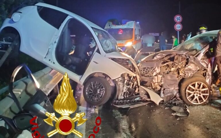 Drammatico incidente nella notte: frontale tra due auto, muoiono due donne