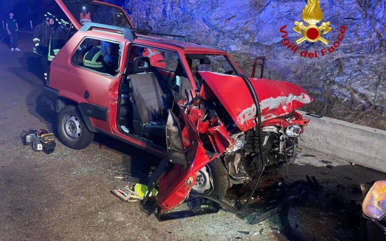 Spaventoso incidente fra due auto sulla 125: due persone ferite, una estratta dall’abitacolo dai Vigili del fuoco