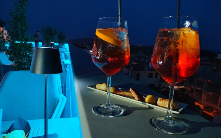 Quarto Piano Rooftop Bar, la nuova terrazza panoramica su Tortolì dove bere ottimi cocktail, tra internazionalità e atmosfere lounge