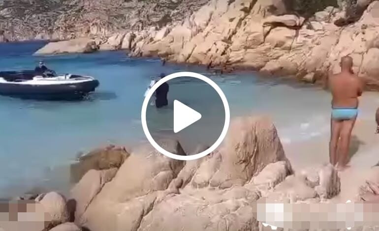(VIDEO) L’estate dei cafoni continua: turisti con la barca fino a riva a Cala Coticcio
