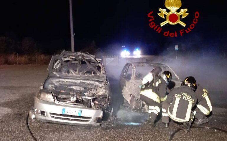 Due auto date alle fiamme nel Nuorese durante la notte: erano state rubate