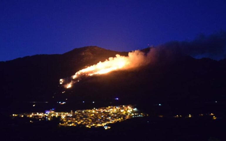 Gairo in fiamme: tanta paura in paese, fuoco vicino alle abitazioni