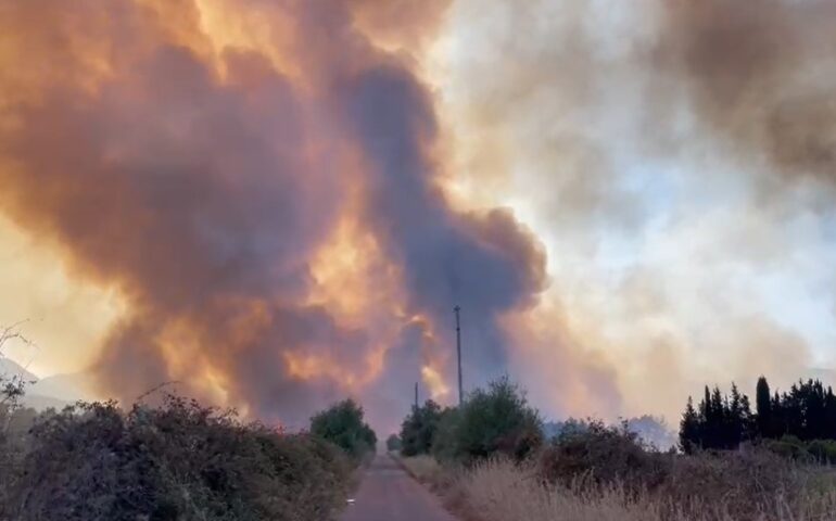 Ogliastra flagellata dal fuoco: divampati due incendi a Girasole