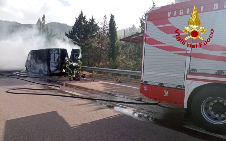 Paura a Osini: furgone prende fuoco mentre è in marcia, intervengono i Vigili del Fuoco