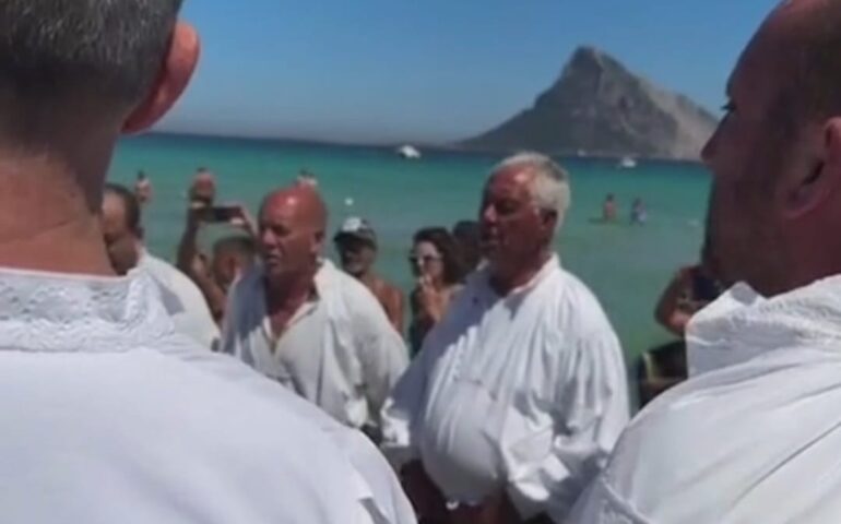 (VIDEO) Il coro di Loiri dà spettacolo a Porto Taverna con Tavolara sullo sfondo