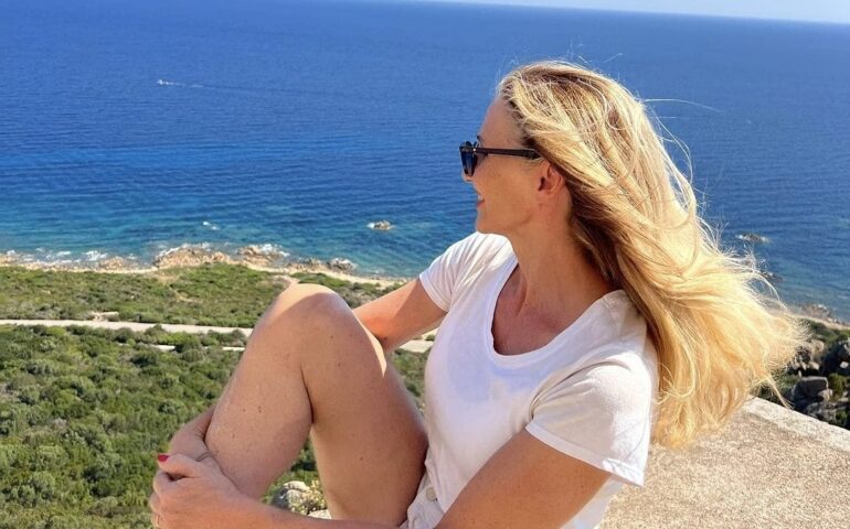 Lorella Cuccarini saluta la Sardegna dopo le vacanze: “Che vista stupenda da quassù”
