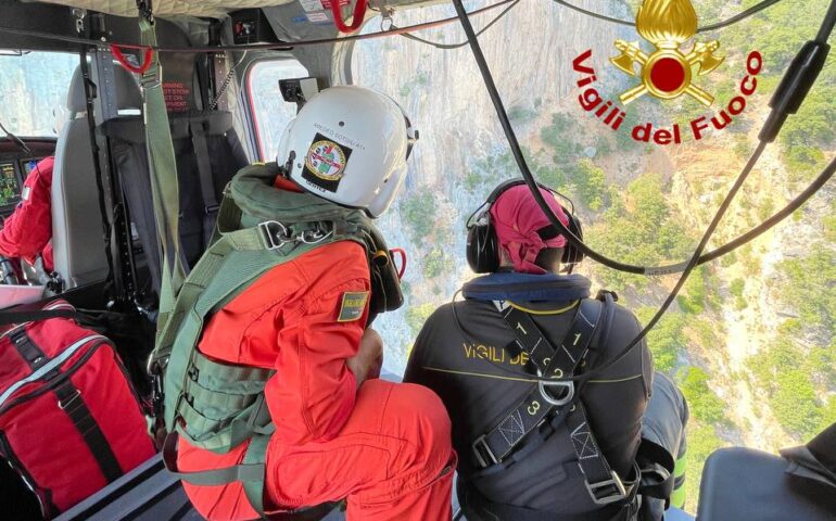 (VIDEO E FOTO) Baunei, indagini sul luogo della tragedia: Vigili del fuoco in azione