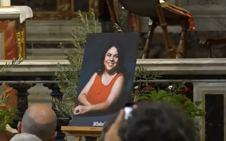 Folla a Roma ai funerali di Michela Murgia nella Chiesa degli Artisti