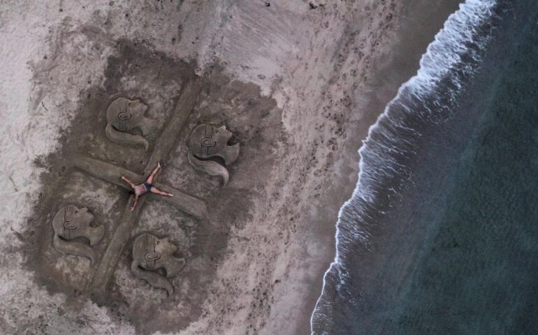 Le quattro more, la scultura di sabbia dedicata alle donne di Sardegna