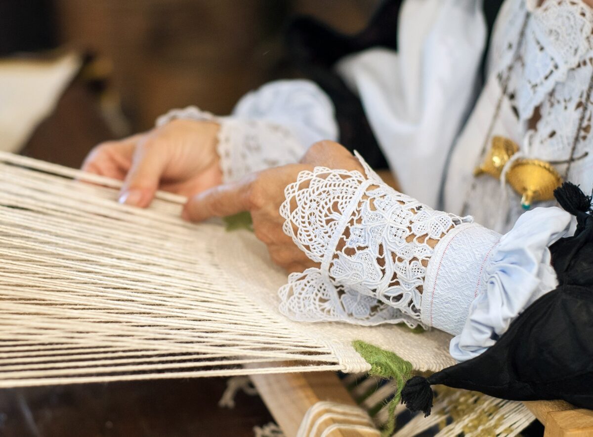 Arte tessile a Oliena (Foto Comune di Oliena)