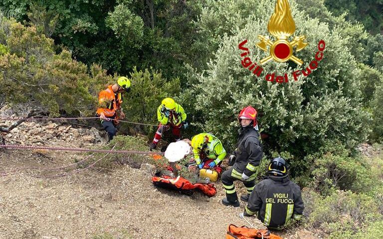 Perde il controllo della moto e finisce in una scarpata: paura in Ogliastra