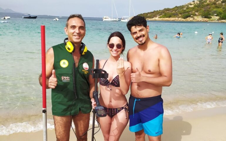 Turisti tedeschi perdono la fede in spiaggia durante il viaggio di nozze in Sardegna: ritrovata grazie al metal detector