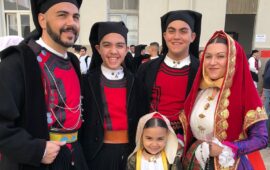 Valeria, Antonello e la loro bellissima Famiglia Folk: la passione per la tradizione vissuta ogni giorno
