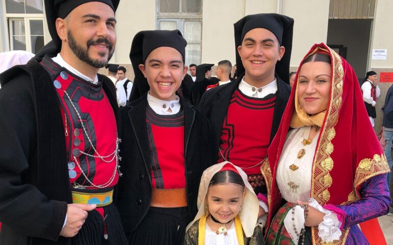 Valeria, Antonello e la loro bellissima Famiglia Folk: la passione per la tradizione vissuta ogni giorno