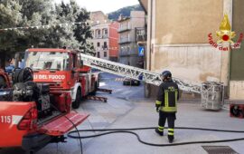 Spavento nel Municipio di Bitti: fiamme negli archivi, Vigili del fuoco in azione