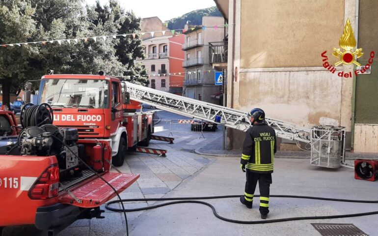 Spavento nel Municipio di Bitti: fiamme negli archivi, Vigili del fuoco in azione
