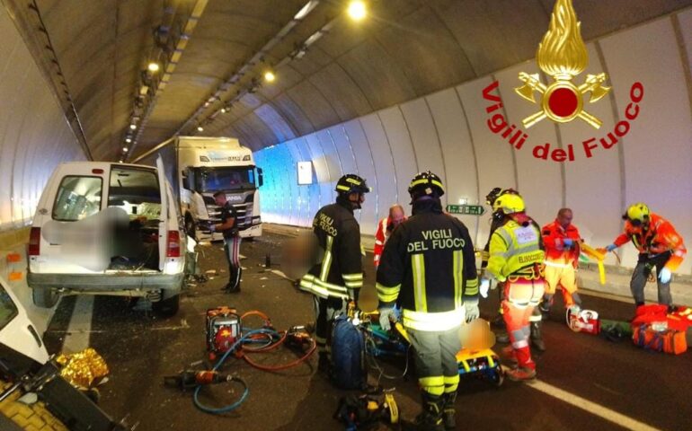 Terribile incidente in galleria nella 131 Dcn: frontale tra un furgone e un tir, tre feriti gravi