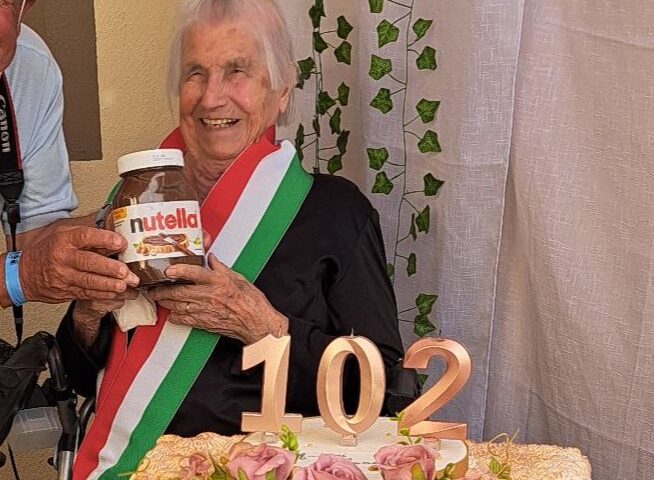 I 102 anni di Tzia Pierina. “La mia colazione? Solo pane e Nutella!”