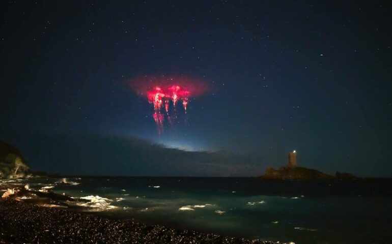 La foto. I rarissimi “red sprites” fotografati nel Nord Sardegna durante un temporale