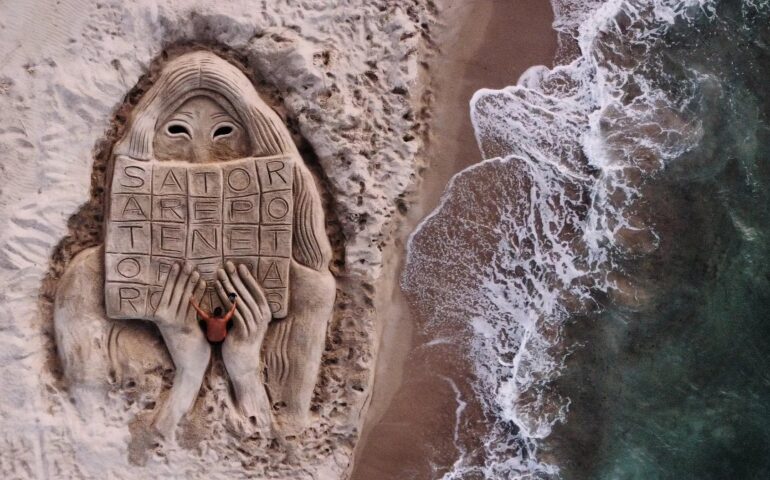 “Alle donne rivoluzionarie”, la scultura di sabbia di Nicola Urru