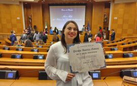 La giovane studentessa di Bari Sardo Sara Scattu riceve il prestigioso “Premio America” alla Camera dei Deputati