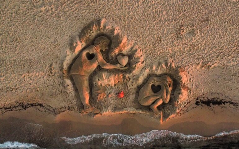 (FOTO) La splendida nuova scultura di sabbia di Nicola Urru per la prevenzione dei suicidi