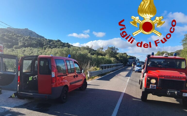 Moto si schianta contro il guard rail e finisce nella scarpata: gravissimo il motociclista