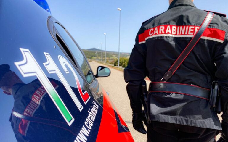 Giovanissimi sorpresi dai Carabinieri con 2,6 kg di marijuana in auto: un arresto e una denuncia